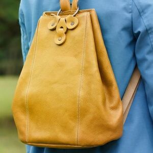 ナチュラルテイストのヌメ革リュック（レザー 牛ヌメ革）≪イエロー≫【hrn12】