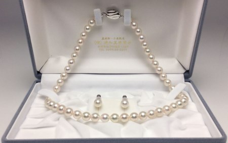  真珠 ネックレス ピアス セット パール 7.5ミリ ～ 8ミリ 三重県 伊勢志摩 志摩 アクセサリー ギフト プレゼント お祝い 母の日 入学式 卒業式 結婚式 冠婚葬祭 / 老舗の真珠専門店・高