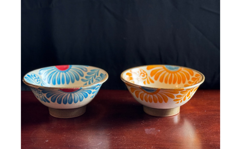 
            【陶芸工房ふじ】6寸マカイ（1枚焼き）帯唐草水色・帯唐草オレンジ２枚ペア 〇 読谷村 やちむん 沖縄 焼き物 そば 花柄 地場産品 手作り どんぶり
          
