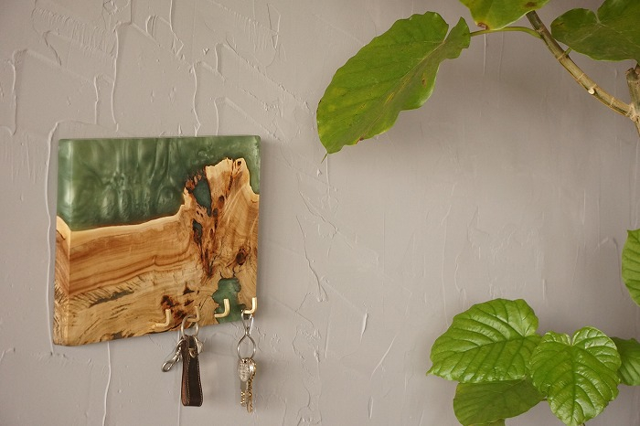 
            【インテリア雑貨】レジンと天然木で作られたキーフック / 鍵 カギ インテリア キーフック 壁掛け 木製 レジン / 亀山市 / なかの材木株式会社 鍵 カギ インテリア[AMAK003]
          