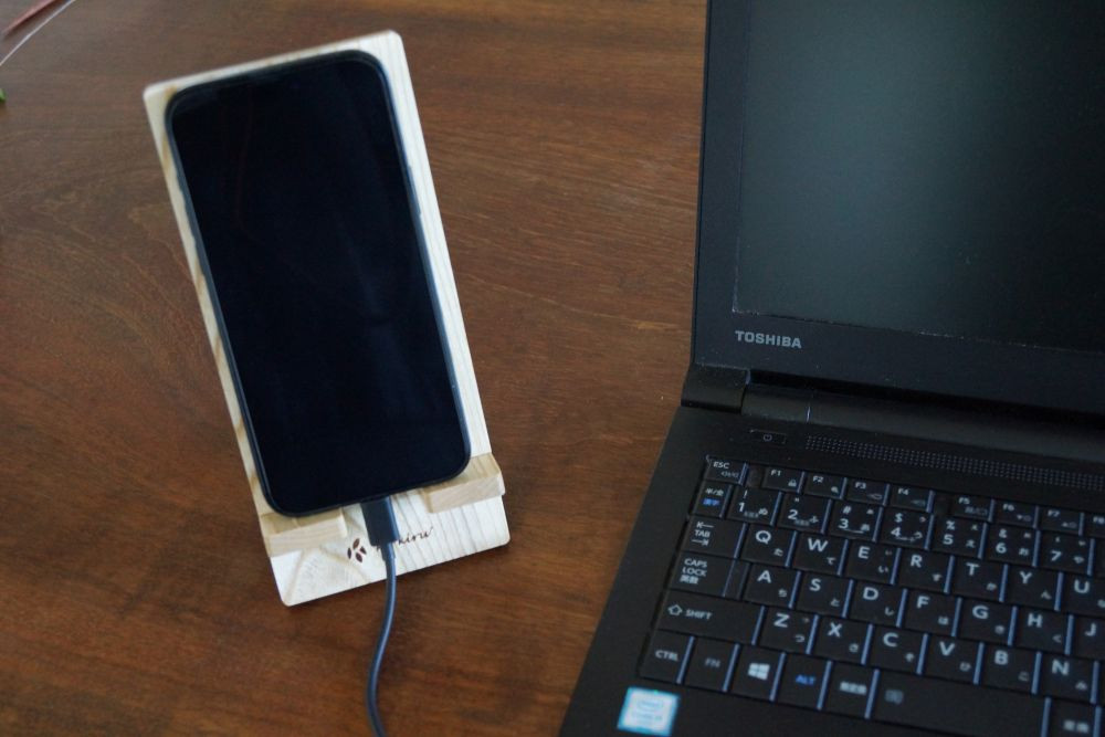 充電しながら使用でき、iPhone plusシリーズのような大きいスマホにも対応しています！