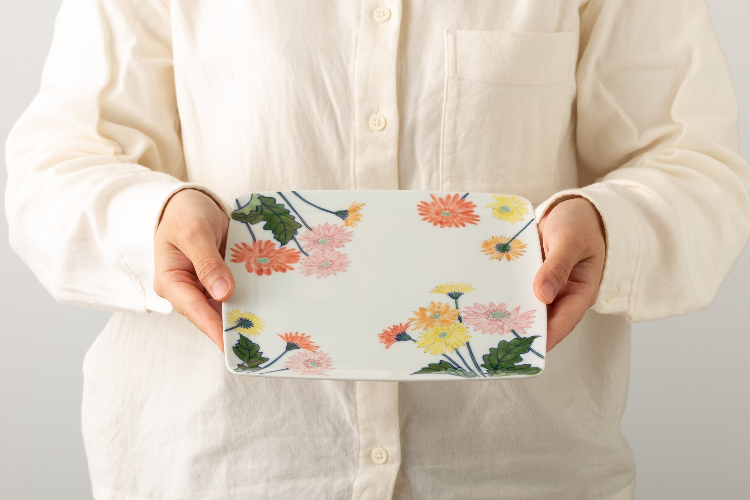 
                  有田焼 ガーベラ スクエアプレート 田清窯〈伝統工芸士・松尾 せつ子〉 中山陶和堂
                