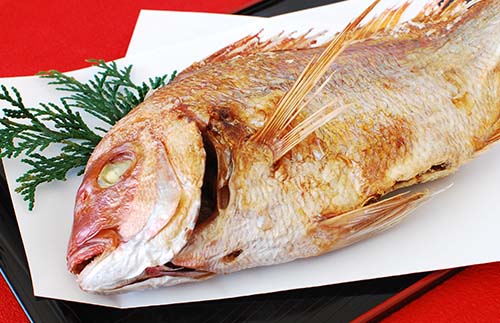 【ふるさと納税】 鯛 塩焼き 1〜1.2kg 前後 ブランド 真鯛 簡単 祝事 tai たい タイ 海鮮 魚介 高級魚 お食い初め ハレの日 お祝い ギフト ギフト用 贈答 贈答用 加工品 惣菜 三重県 伊勢 志摩 南伊勢町 ジューシーで甘み溢れる鯛の塩焼き はさま あなたに逢い鯛。