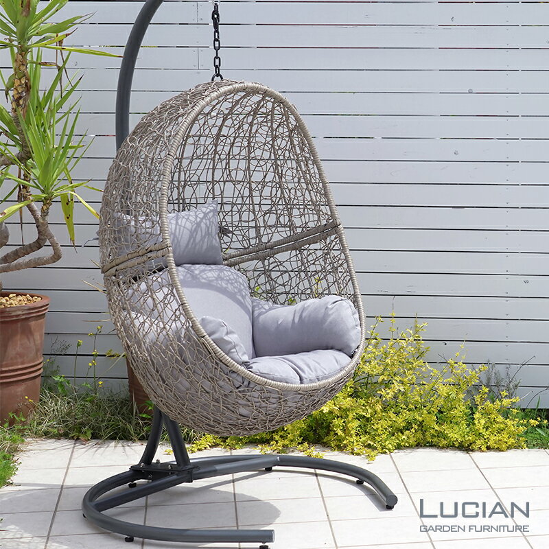 【ふるさと納税】ハンギングチェア エッグ型 クッション付き ／ コスティック 卵型 吊り下げ ラタン 屋外 自立式 1人掛け 室内 ファブリック生地 アウトレット ベランピング グレージュ 奈良県 御所市