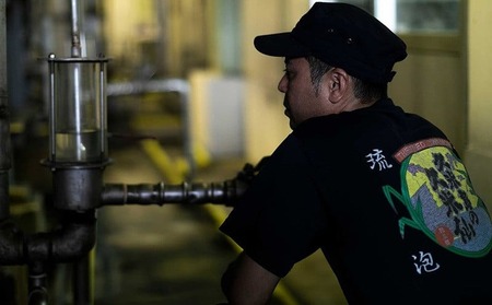 【久米島の久米仙】「ホワイト12年古酒」35度 720ml 泡盛 蒸留酒 焼酎 アルコール 酒 酵母 発酵 米 黒麹 米麹 熟成 古酒 貯蔵 天然水 もろみ 贈答 ギフト 高級 琉球 沖縄