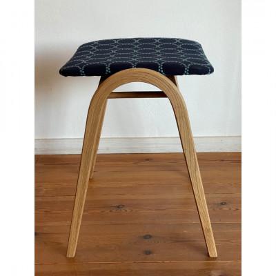 ふるさと納税 三春町 ラビーダオリジナルスツール　ブルーベリー(濃紫系)/ナラ材 |  | 01