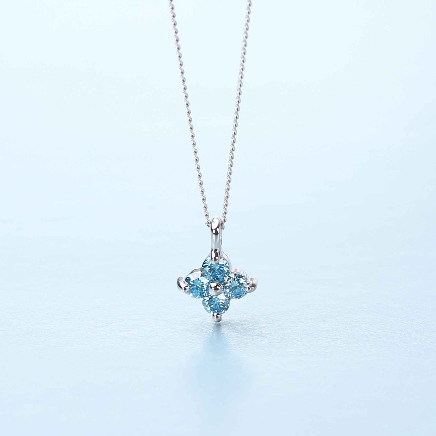 
                  プラチナ900【ラボブルー 0.132ctダイヤモンドネックレス】 PT900-KN01001LBL [AM327] / プラチナ900 ブルーダイヤモンド ダイヤモンド ダイアモンド ダイヤ ネックレス フラワーデザイン アクセサリー ギフト プレゼント
                