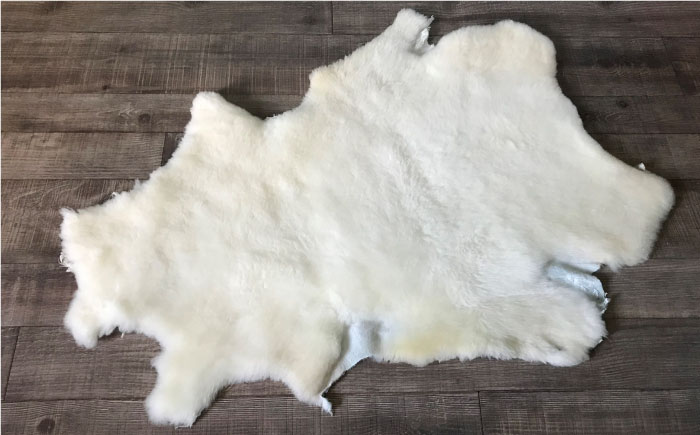 ミルクラム ムートン 約60〜80cm《足寄町》【石田めん羊牧場】ムートン 羊 羊毛 天然素材 高級 インテリア マット ベビー用 赤ちゃん ペット用 ペット 介護用 あしょろ 北海道 [BEAD001]