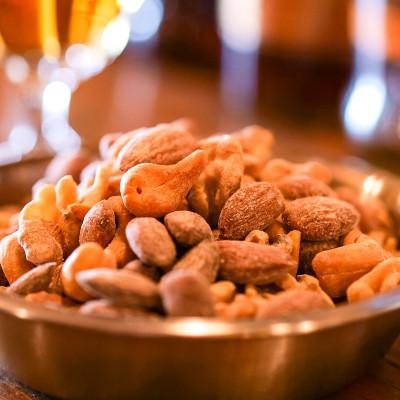 ふるさと納税 厚岸町 スモークナッツ 食べ比べ プレーン 牡蠣塩味 40g×各2パック 木こりの燻製屋 |  | 01