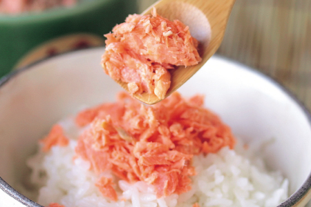 鮭フレーク(塩味・辛子味)80g×各2瓶、鮭ほぐし(紅鮭・秋鮭)80g×各1瓶 G-16006