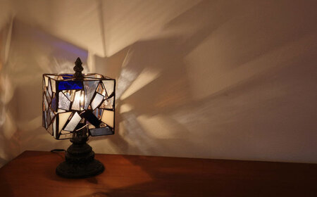 ステンドグラスのテーブルランプ カケラ スクエア ブルー / ランプ オリジナル ギフト / 瀬戸市 / Ｎｉｊｉｉｒｏ Ｌａｍｐ[BBAD042]