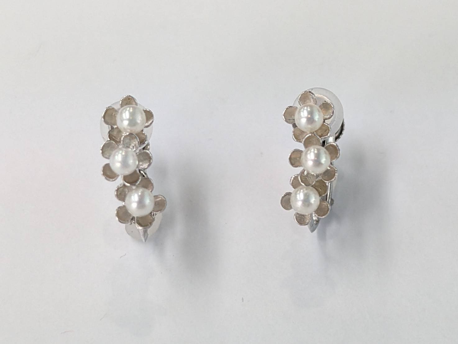 
            真珠 アクセサリー イヤリング パール 2.5mm シルバー あこや真珠 アコヤ真珠 冠婚葬祭 結婚式 葬式 慶事 弔事 プレゼント 誕生石 普段使い ウェディング クリスマス ホワイトデー / アコヤ真珠イヤリング 3粒ベビーパール
          