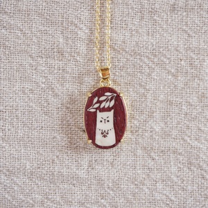 ちょっとおすましな犬と猫のインレイネックレス 岩手県 北上市 夢工房 D0540  ペンダント 無垢材 黒檀 パープルハート 贈り物 プレゼント 岩手県 北上市 夢工房 D0540 かわいい 犬 猫 