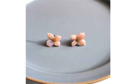 シェルのピアス ハナミズキ［ピンク］ チタン製ピアス ハンドメイド No.040-02
