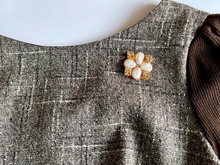 淡水パールとスワロフスキークリスタルの上品ハンドメイドスクエアブローチ（ゴールド）｜希少な大粒クリスタル使用・高級感漂うしずく型パール｜プレゼント仕様・ギフトBOX入り｜RoseTaraオリジナルデザ