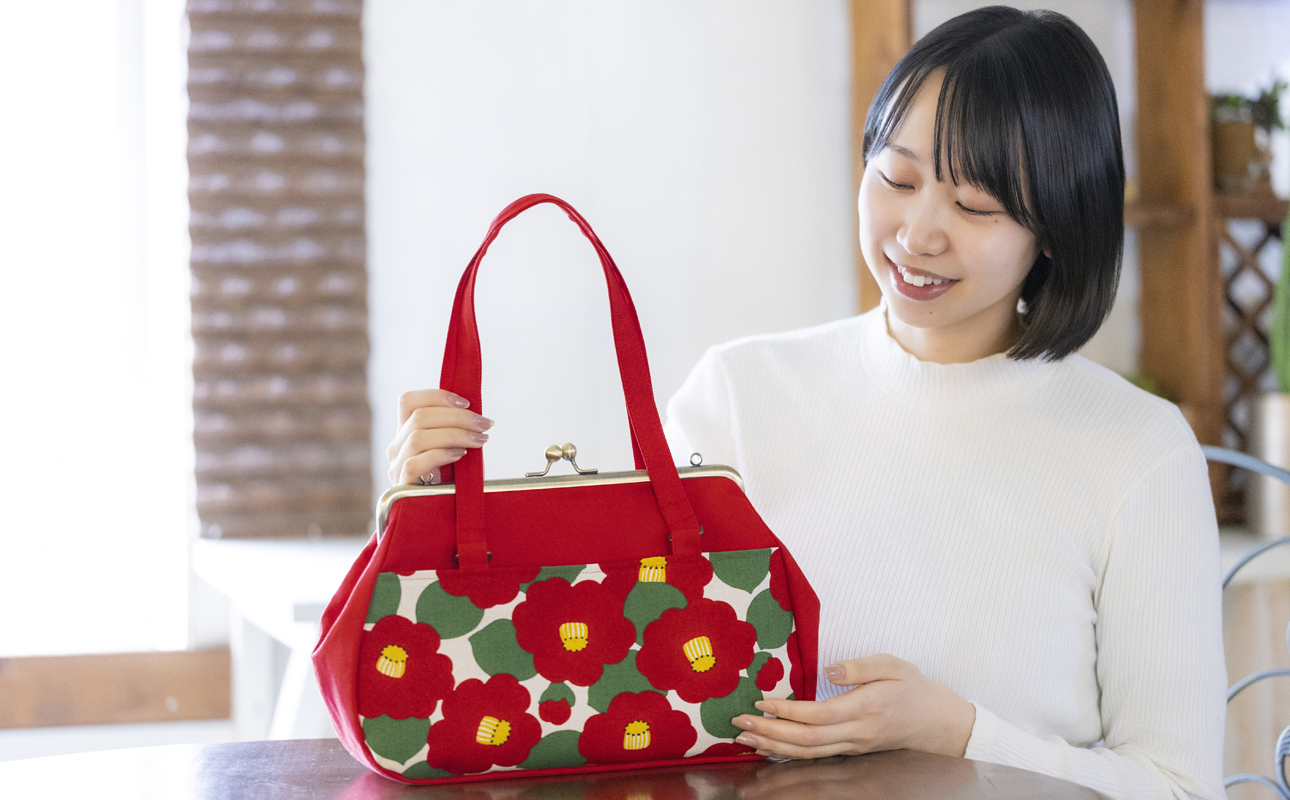 【ベージュ （無地）】つらくてがんばれない時、「まぁ、このバッグだけは、かわいいわー」と少し元気になってもらえる。そんな想いを込めて、ひとつひとつ手作りでつくるハンドバッグ。Handmade Hand