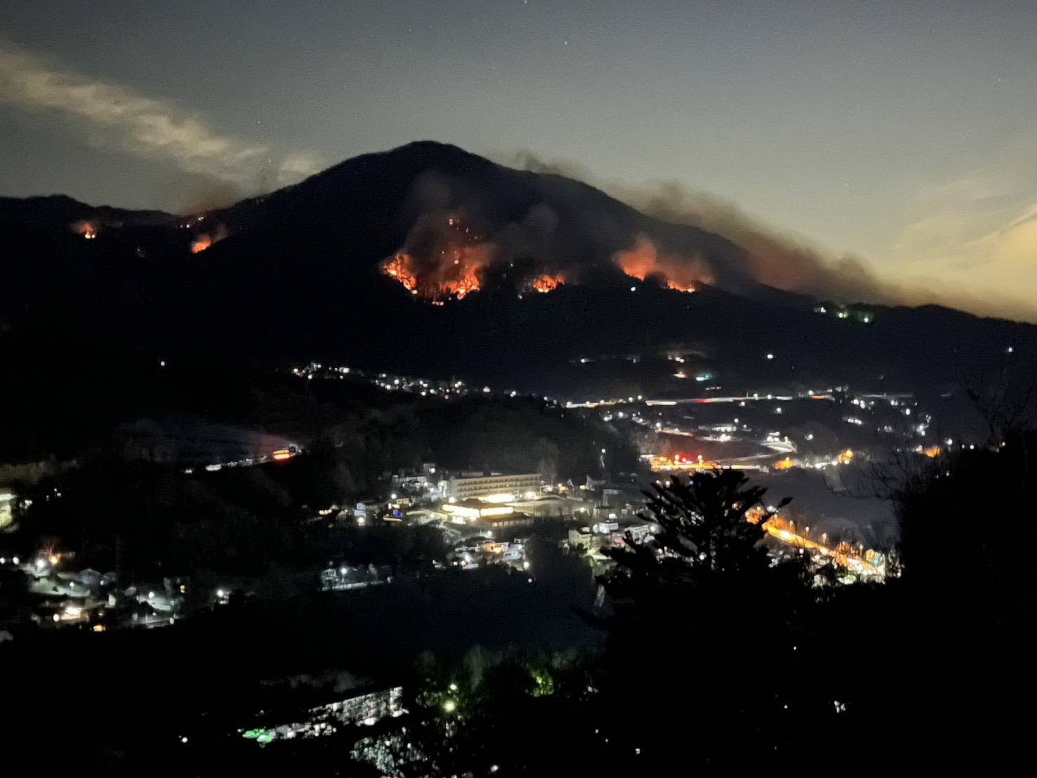 市街地からも燃える様子が分かります