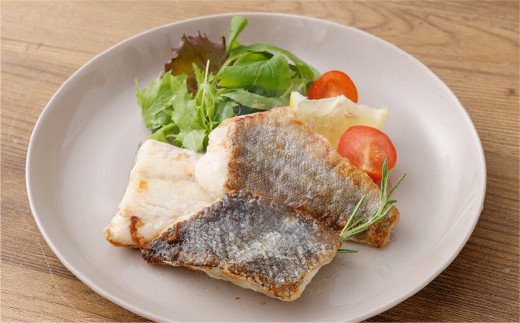 料理の手間を大幅カット！ 北海道産 真だら 骨なしフィレ切身 1kg 皮あり （ 約40g前後 ／ 個 ） 無塩 真鱈 タラ たら 鱈 骨なし 魚 魚介 魚介類 海鮮 冷凍 国産 おかず 切身