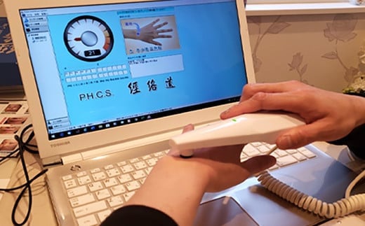 専門の経絡測定器で計測し、結果とご自身のお悩みに合わせて選んだ
生薬が入ったぬる漢方アロマを使用いたします。