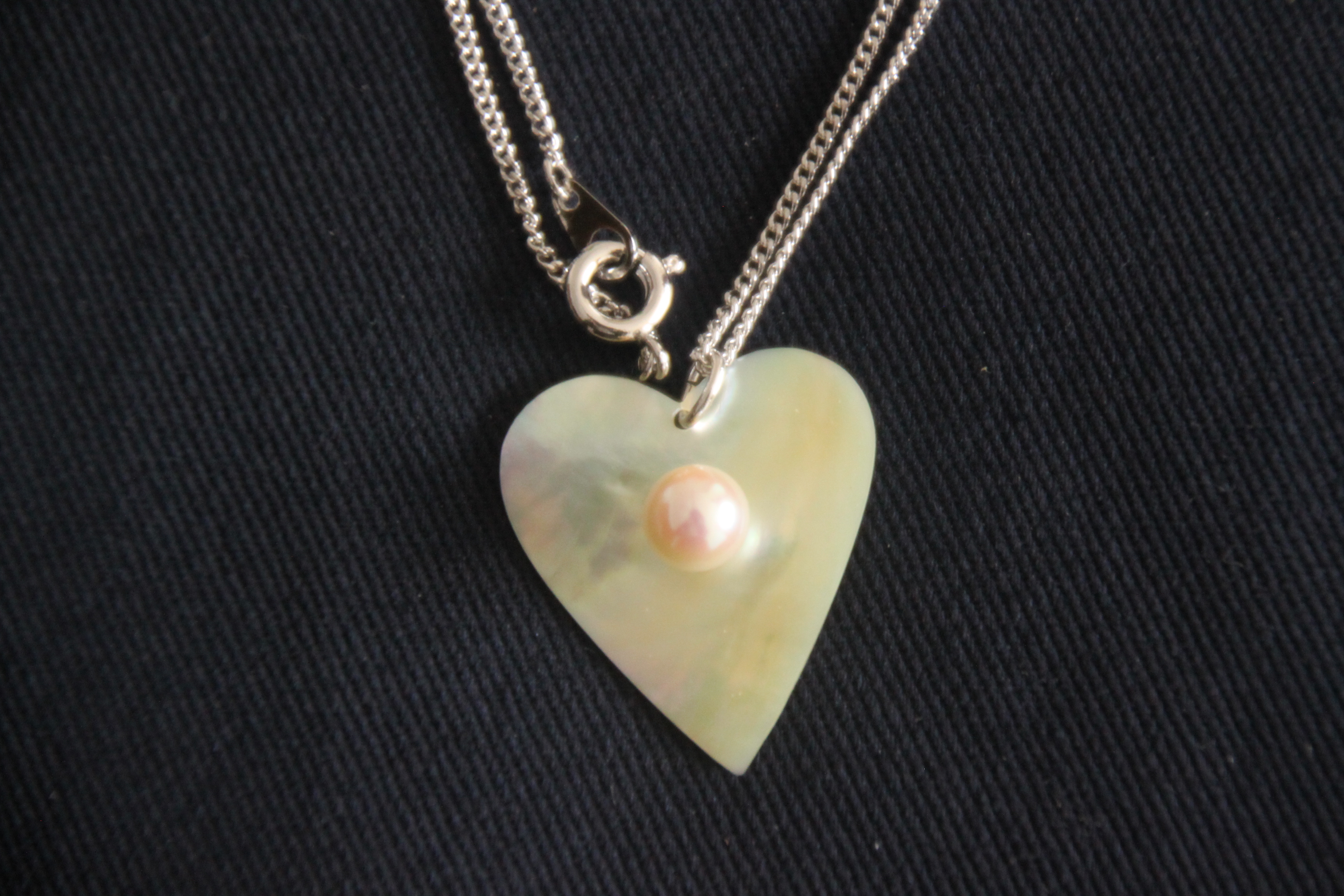真珠 アクセサリー ペンダント ネックレス パール 貝 貝殻 三重県 伊勢志摩 志摩 志摩市 プレゼント ギフト 誕生日 貝細工 真珠貝 レディース ロジウム アコヤ真珠 アコヤ貝 アコヤ / 貝と真珠のペンダント【ハート】アコヤ