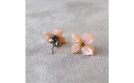 No.040-02 シェルのピアス ハナミズキ［ピンク］金属アレルギー対応 チタン製ピアス ハンドメイド