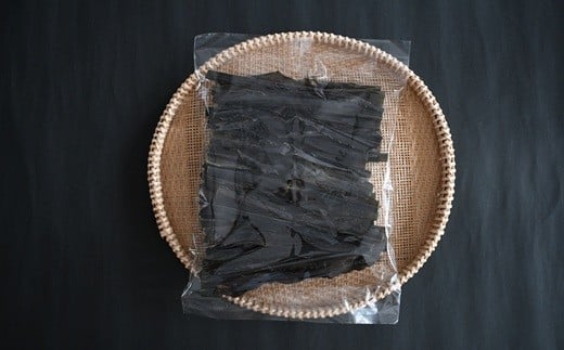 北海道日高産の昆布を、使い切りやすい80gパックにしてお届けします。