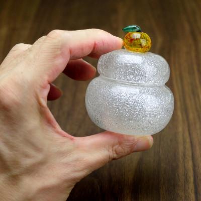 ふるさと納税 磐田市 ムクガラス鏡餅(小)梅　赤塗三方付き |  | 02
