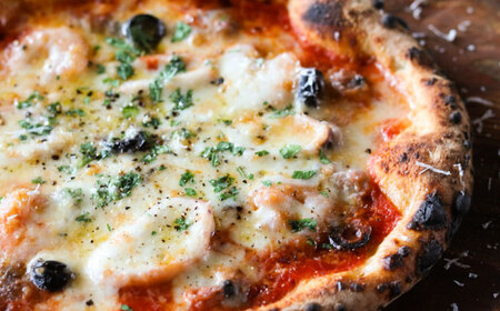 【 ナポリピッツァ 専門店 が作る 薪窯焼き 冷凍 ピッツァ セット 】 フンギ × 2枚、 カラマーロ × 1枚 合計3枚(約1.04kg)【株式会社CAROTA】[BHBV010]