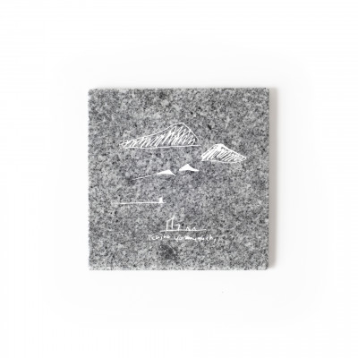 
            瀬戸内 / Ichiro Yamaguchi|山口一郎氏イラスト刻印の庵治石プレート【1610078】
          