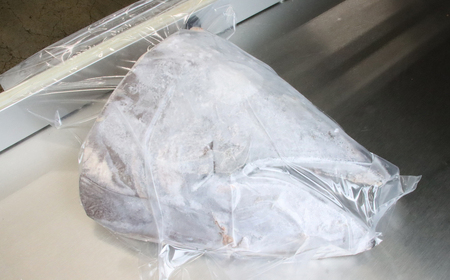 メバチマグロ兜 頭半割1個分（1kg） 1/2カット×1個 [0011-0014]