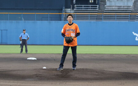 パイレーツ公式戦始球式権（ペア始球式権利／観戦チケット付き）／ 観戦チケット1組2名 野球 試合 体験 応援 ファン イベント スポーツ 愛媛 【愛媛県民球団株式会社（愛媛マンダリンパイレーツ）】 [