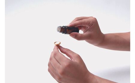 ～香りを纏う～  ALMA Aroma Pins 雑貨 ファッション アクセサリー ピンバッチ アロマオイル 持ち運び おしゃれ ジャケット お守り ボタン  mat black