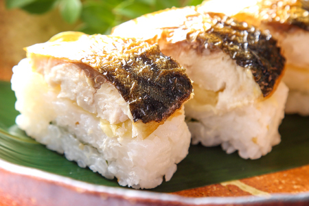 高級仕出し和作の押し鯖寿司・焼き鯖寿司セット【鯖寿司 2本 セット 押し鯖 焼き鯖 サバ寿司 寿司 すし 棒寿司 冷凍寿司 冷凍 さば サバ まるごと 国産 魚介 海産物 海鮮 魚 加工品 グルメ 惣