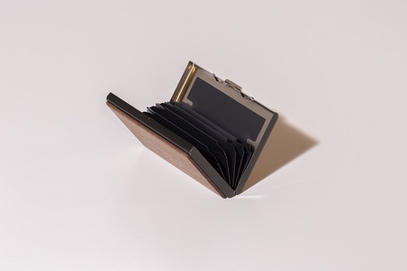 [ウォールナット] arca カードケース 全6種 【85-02WN】／カード入れ スキミング・磁気防止機能付 天然木 シンプル ギフト 祝い