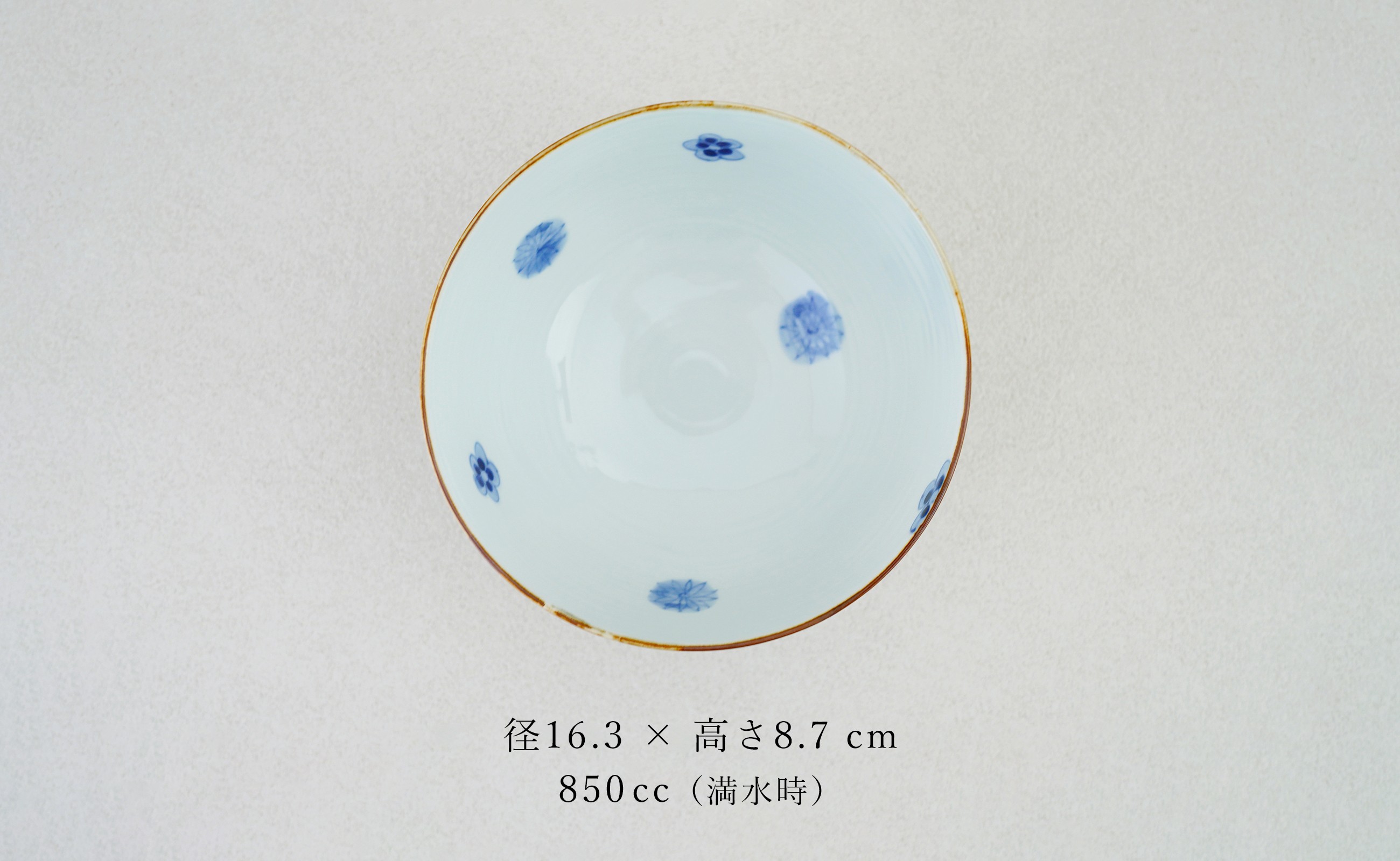 縁のリムがお料理を上品に見せてくれます。