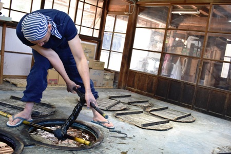 藍染のガマ口ポーチ（波団子）【化粧ポーチ おサイフ 財布 小物入れ 藍染め 染物 伝統工芸 雑貨 普段使い 日用品 おしゃれ かわいい 綺麗 プレゼント ギフト 贈り物 ご自宅用 島根県 安来市】【1