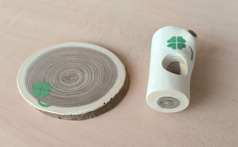 木製 エンジュのやすらぎアロマウッド 台座付き 四つ葉のクローバー入り［長者森工房］ 秋田県 羽後町 【 アロマ ディフューザー リビング インテリア 天然木 無地 雑貨 おしゃれ 和風 縁起物 】