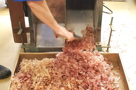 削りぶし ( かつおぶし 2袋 )鰹節 削り節 けずりぶし かつお節 出汁素材 和食 和風だし だし 国産 国産乾物 トッピング 常温保存 食品 おにぎり 味噌汁 お好み焼き 茨城県 石岡市 (E16