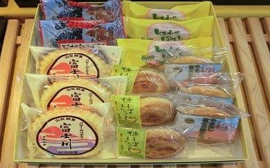 
A105様々な味が楽しめる！銘菓「富士川」＆焼き菓子の詰合せ
