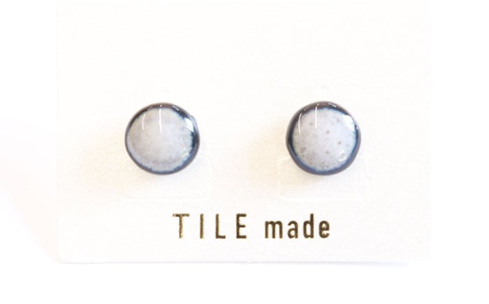 
            【美濃焼】 白むら タイル ピアス 直径10mm 瑞浪市 / TILEmade タイル アクセサリー ハンドメイド [AZCD064]
          