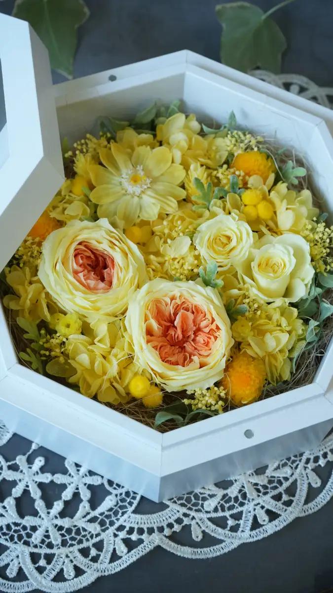 プリザーブドフラワー　黄色いお花の八角形アレンジメント【大阪府吹田市】