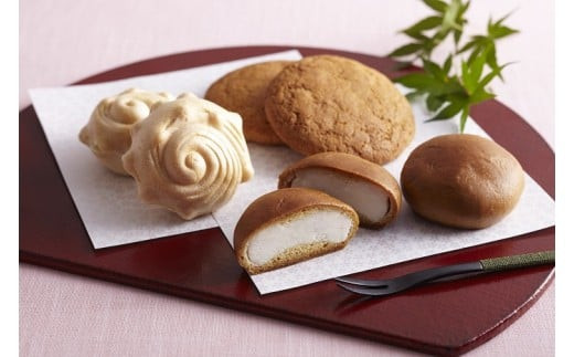 
            【セット】前川菓子屋の和菓子づくし（ありうらまんじゅう、丸ぼうろ、しっとりさざえもなか 計12個）
          