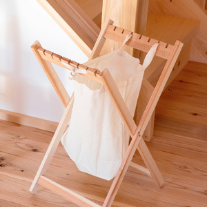 ゴミ箱 スタンド 木製 立て掛け ごみ袋 ホルダー 天然木 杉 レジ袋 洗濯かご 野菜 ストック おもちゃ 収納 アウトドア キッチン 家具 木工職人 藤枝家具 木材 木工 雑貨 インテリア 日用品 