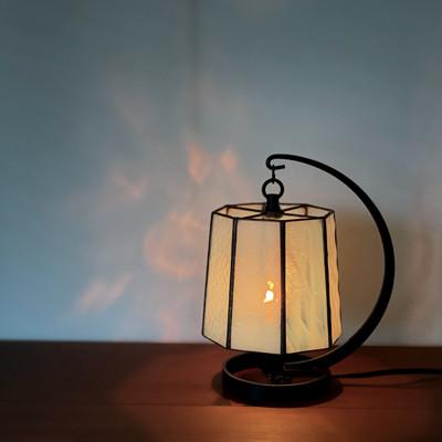 ふるさと納税 瀬戸市 Nijiiro Lamp のステンドグラスのテーブルランプ ファン ホワイト