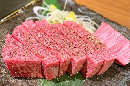 【近江牛 ステーキ用(ヒレ1枚)】肉 牛肉 和牛 黒毛和牛 ステーキ肉 国産 バーベキュー 贈り物 ブランド牛 三大和牛 ギフト プレゼント 冷凍 滋賀県 竜王 ふるさと納税
