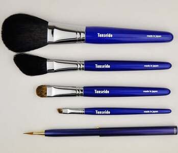 熊野化粧筆 グレイスセット (軸色：青)【メイクブラシ 化粧筆 フェイスブラシ チークブラシ アイシャドウブラシ 熊野筆 伝統工芸 職人技 高級筆 セット ギフト 贈り物】 21-43