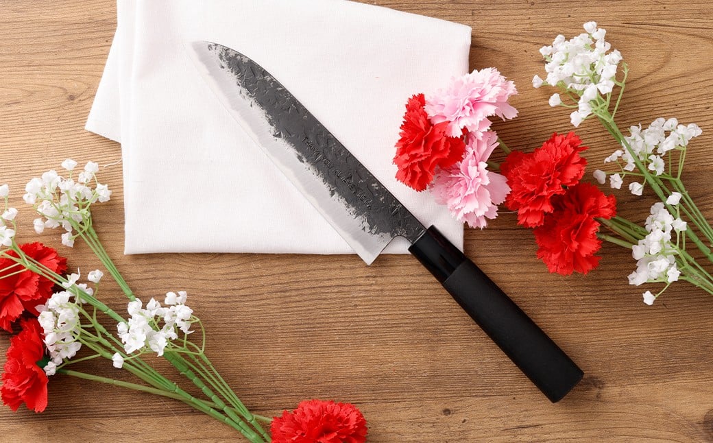 お母さん、お父さん、大切な人へのプレゼントに！ 選べる感謝のメッセージ入三徳包丁