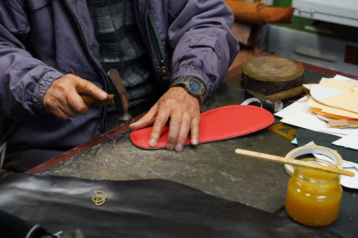 【カーフコンビ】靴職人手作りの本革「プレミアムスリッパ」 ブラック （L・２L) ルームシューズ 部屋履き 雑貨 日用品 革 本革 高級 ギフト プレゼント 贈答 カーフ 子牛 希少 黒 災害 H06