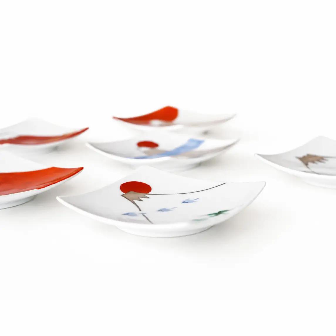 有田焼 色絵銀彩六様富士図 9cm角小皿揃【伊万里陶芸】食器 器 うつわ 陶磁器 皿 小皿 取皿 6枚 セット 富士山 縁起物 お祝い ギフト 贈答 木箱入り cf001