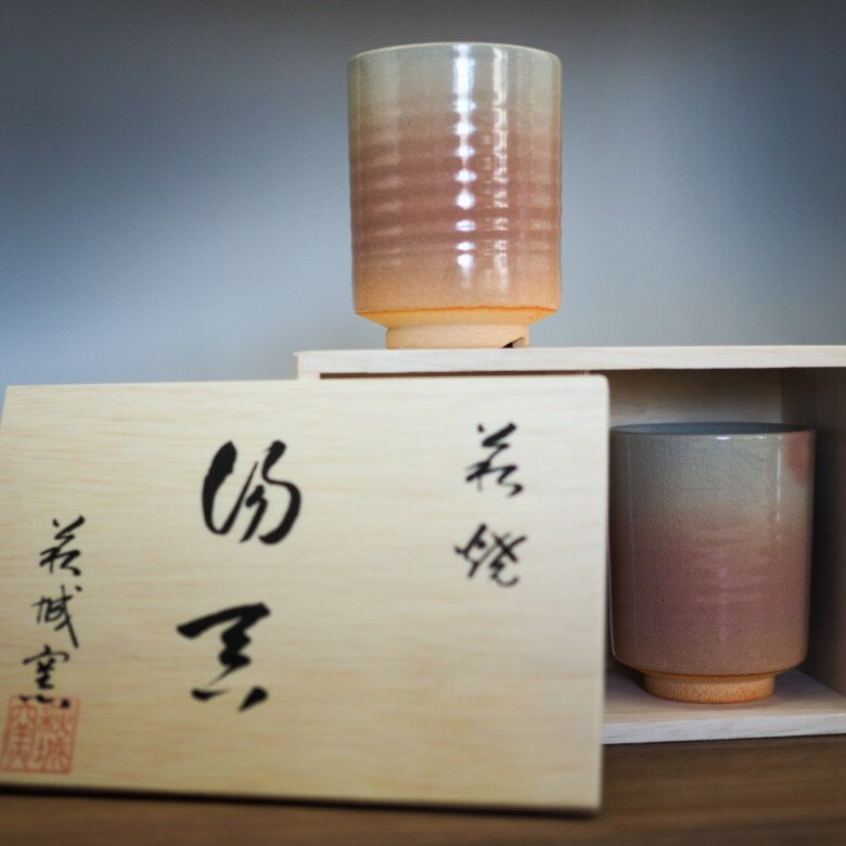 【ふるさと納税】萩焼 夫婦湯呑 2客 セット 木箱入 湯呑み 湯呑み カップ コップ ゆのみ おしゃれ 陶器 お洒落 食器 おしゃれ食器 和風食器 ギフト 人気 モダン 和モダン かわいい 山口県 萩市 日本製 贈り物 プレゼント お祝い 結婚祝い 高級感 上品 引き出物 誕生日